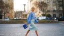 Leonie Hanne in Paris mit dem Fashion-Trend der Stunde: Midi-Röcke in Satin