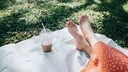 Mit unseren Tipps bleibt ihr Kaffee länger kühl und die Decke sandfrei.