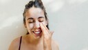 Viele Produkte im Regal, aber keine Ahnung, wann was aufgetragen werden sollte? Das Konzept „Skincare-Layering“ gibt Aufschluss darüber