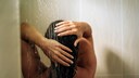 Frau unter der Dusche