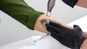 Zum Glück kann man peinliche Tattoo-Patzer heutzutage mit einem Laser entfernen – allerdings nicht immer problemlos