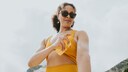 Frau schützt sich vor der Sonne