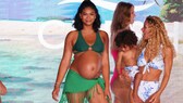 Chanel Iman im Bikini und mit Babybauch auf dem Laufsteg