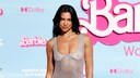 Dua Lipa in einem transparenten Kleid