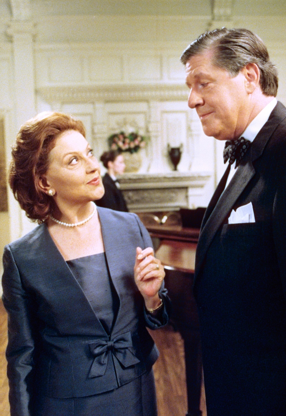 Kelly Bishop als Emily Gilmore mit Edward Herrmann als Richard Gilmore in „Gilmore Girls“ im Jahr 2000