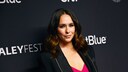 Jennifer Love Hewitt mit dunklen, schulterlangen Haaren