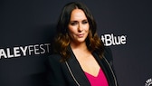 Jennifer Love Hewitt mit dunklen, schulterlangen Haaren