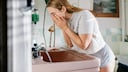 Was gilt es beim Gesicht waschen zu beachten? STYLEBOOK hat beim Dermatologen nachgefragt