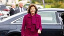 Königin Silvia in einem tiefpinken Ensemble, kurz nachdem sie aus dem Wagen gestiegen ist