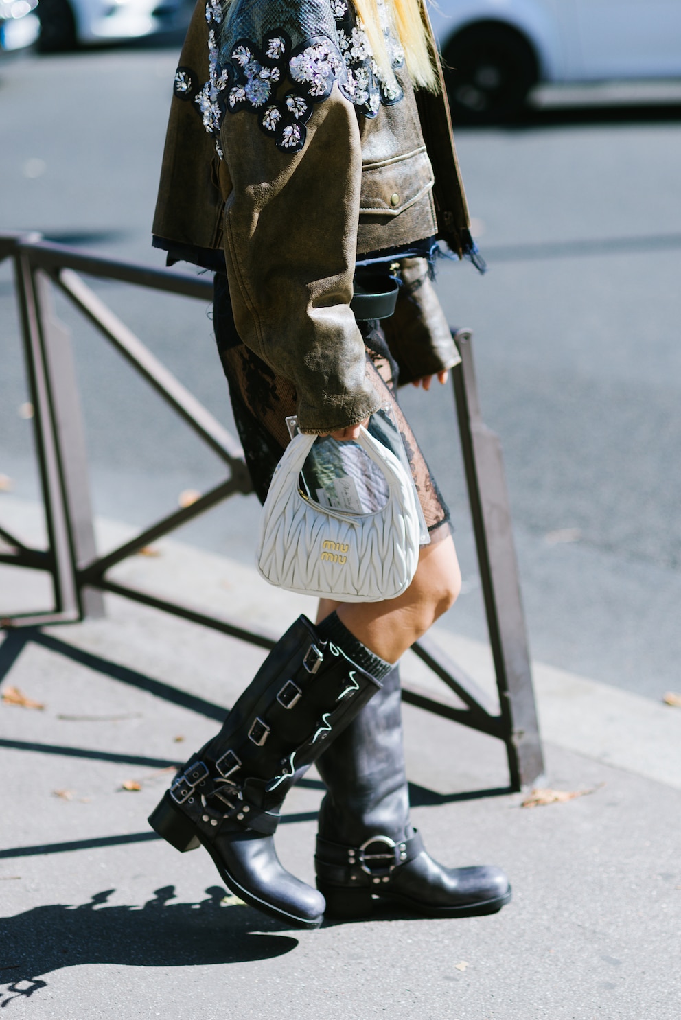 Gesichtet in Paris: Die begehrten Miu Miu Biker Boots, die wir dieses Jahr tragen und lieben (Photo by Vanni Bassetti/Getty Images)