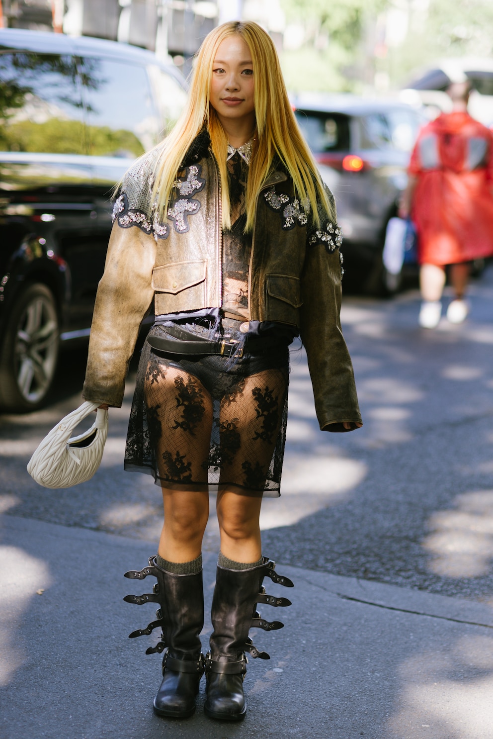 Zurückhaltung ist hier fehlplatziert! Die neuen Biker Boots beeindrucken mit vielen Riemen und weitem Schaft. (Photo by Vanni Bassetti/Getty Images)