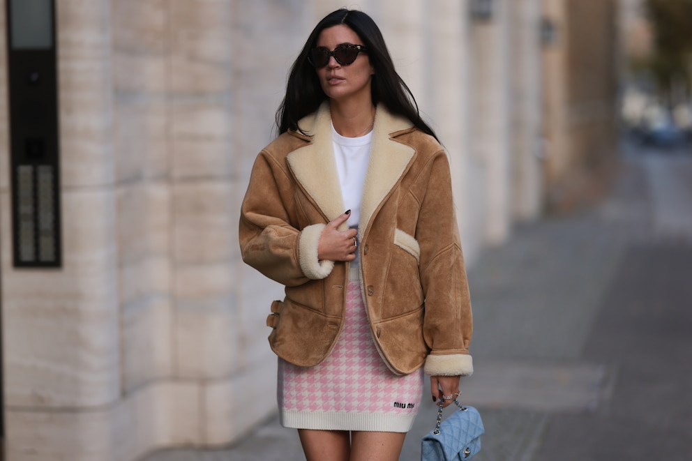 Leo Mathild kombiniert ihren „Miu Miu“-Rock herbstlich mit einer großen Fliegerjacke, einem weißen Shirt und einer passenden Handtasche. (Photo by Jeremy Moeller/Getty Images)