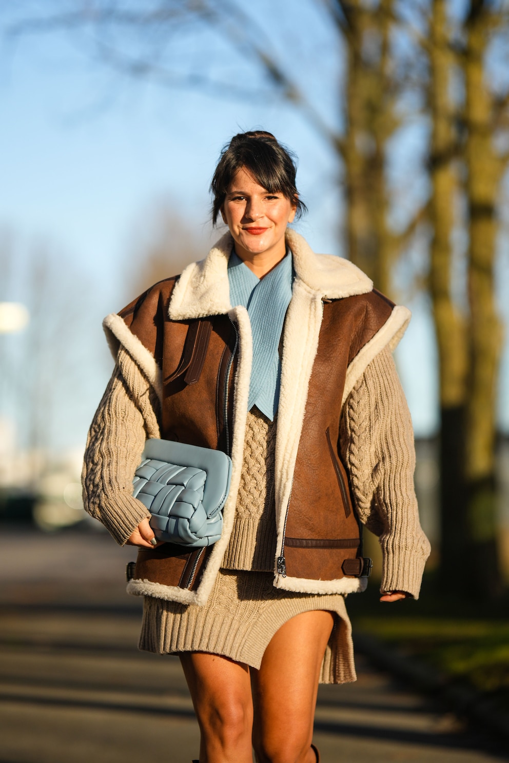 Auch ein absoluter Hingucker: Das Co-ord-Strickset mit einer XXL-Weste und riesiger Handtasche – lieben wir!  Photo by Edward Berthelot/Getty Images