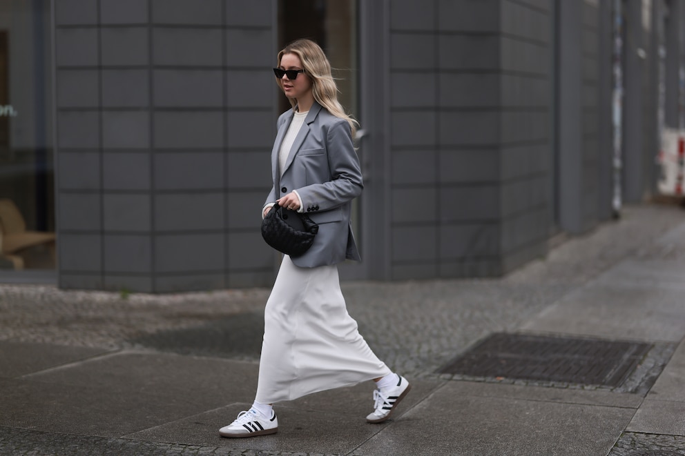 Feiner Maxi-Strickrock, Sneaker, großer Blazer: fertig ist der Herbstlook! (Photo by Jeremy Moeller/Getty Images)