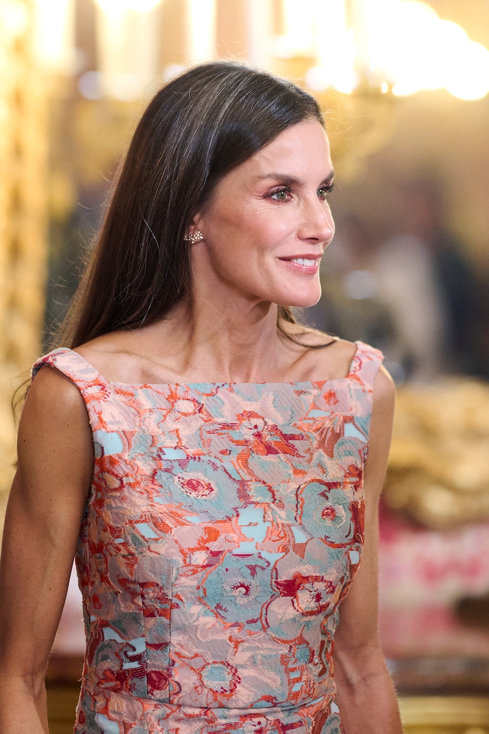 Anstatt zu Tönung oder Pinzette zu greifen, lässt Königin Letizia ihre grauen Haare lieber rauswachsen