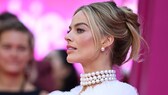 Margot Robbie mit hochgesteckten Haaren und Perlenschmuck bei einer Barbie-Premiere