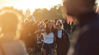 Herausforderung fürs Festival-Make-up: Wenn es regnet oder man beim Tanzen schwitzt, können Mascara und Co. verschmieren