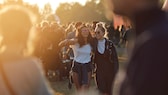 Herausforderung fürs Festival-Make-up: Wenn es regnet oder man beim Tanzen schwitzt, können Mascara und Co. verschmieren