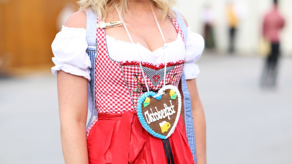 Frau mit rotem Dirndl mit Oktoberfest-Herzle