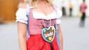 Frau mit rotem Dirndl mit Oktoberfest-Herzle