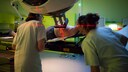 Brustkrebs-Patientin bei der Strahlentherapie