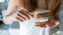 Haare kaputt, aber keine Lust auf Abschneiden? STYLEBOOK hat die besten Tipps