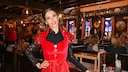 Cathy Hummels im roten Dirndl mit hochgeschlossener schwarzer Bluse auf der Wiesn 2022