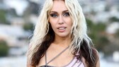 Miley Cyrus mit dunklen Haaren unter ihrem strohblonden Deckhaar