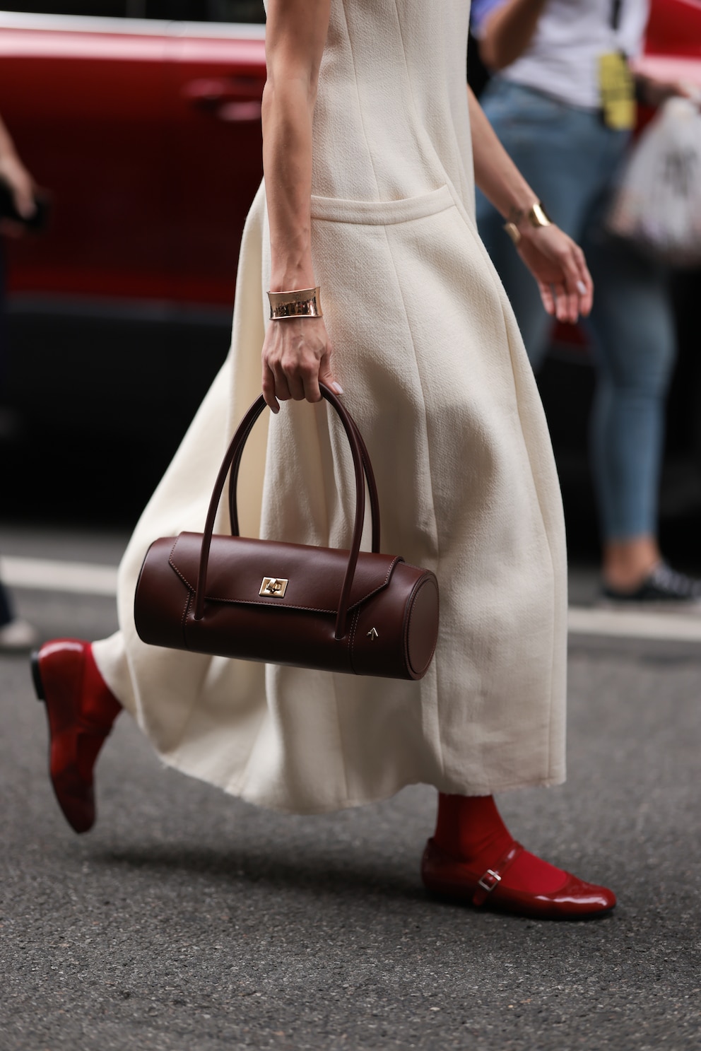 Die roten Mary Jane Modelle werden diesen Herbst ein absoluter Hingucker auf den Straßen sein! Mit passend roten Socken dazu erinnern sie an die 60er-Jahre und: wir lieben es.  