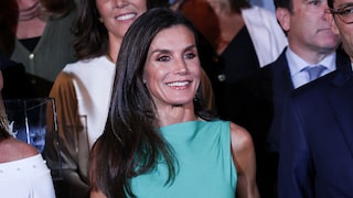 Königin Letizia bezaubert in einem Kleid von der Stange