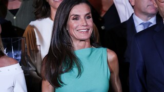 Königin Letizia bezaubert in einem Kleid von der Stange