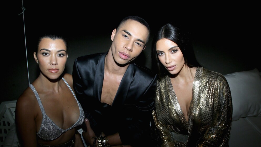 Olivier Rousteing mit seiner Balmain-Muse Kim Kardashian und Schwester Kourtney