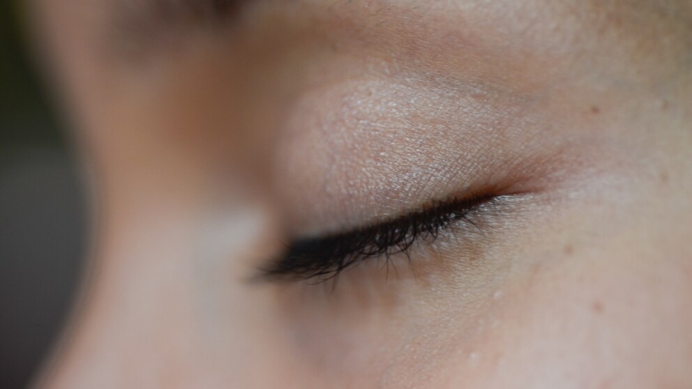 Wer nicht jeden Tag Mascara verwenden möchte, kann sich alternativ die Wimpern färben