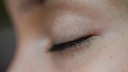Wer nicht jeden Tag Mascara verwenden möchte, kann sich alternativ die Wimpern färben