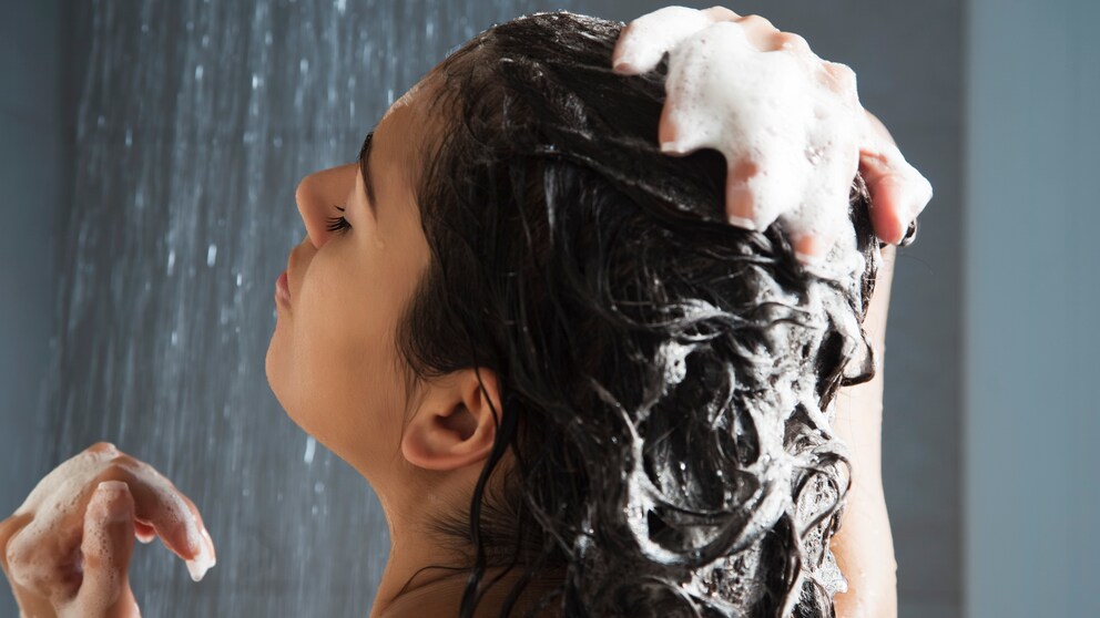 Bei der Haarpflege ist nicht nur die Auswahl des Shampoos wichtig, sondern auch die verwendete Menge