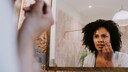 Farbton, Handhabung, Konsistenz – beim Auftragen eines Concealer kann viel falsch gemacht werden