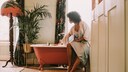 Um sich während der Periode besser zu fühlen, können diese 11 Beauty-Tipps helfen