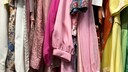 Jeder hat im Kleiderschrank mindestens ein Teil aus Polyester! STYLEBOOK klärt über die Vor- und Nachteile auf.