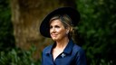 Königin Maxima im dunkelblauen Mantelkleid mit passendem Hut