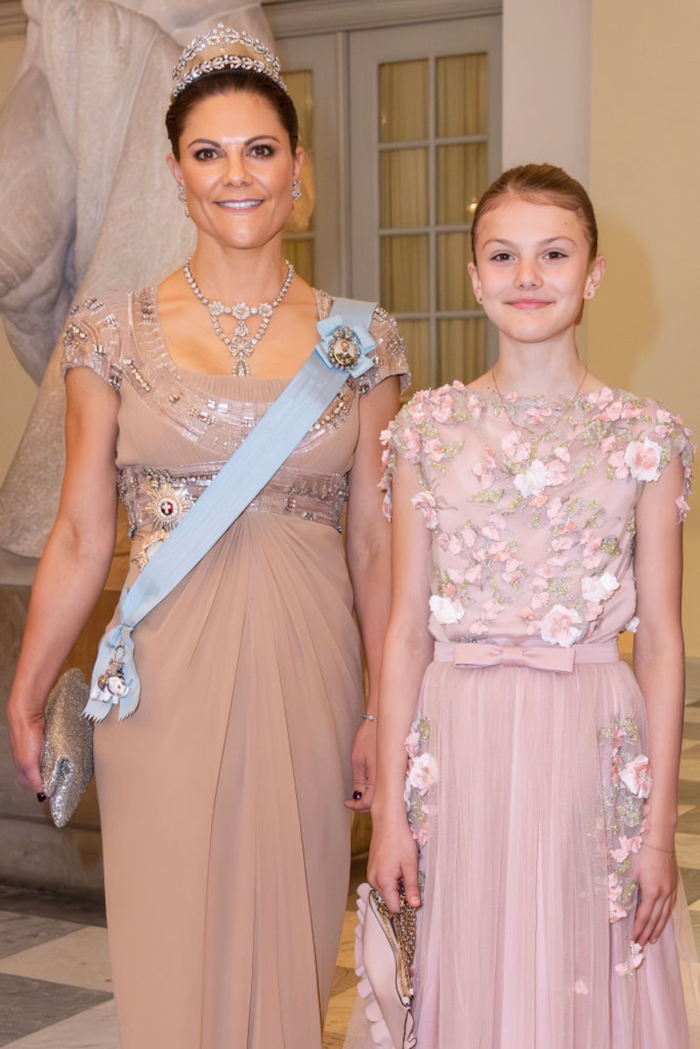 Kronprinzessin Victoria und Prinzessin Estelle in blushfarbenen Abendkleidern