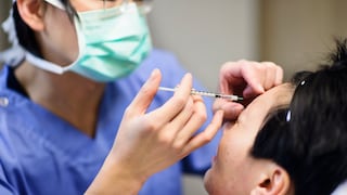 Arzt, der Botox spritzt