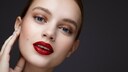 Dunkle, matte „Vamp Lips“ liegen im Herbst 2023 voll im Trend