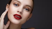 Dunkle, matte „Vamp Lips“ liegen im Herbst 2023 voll im Trend