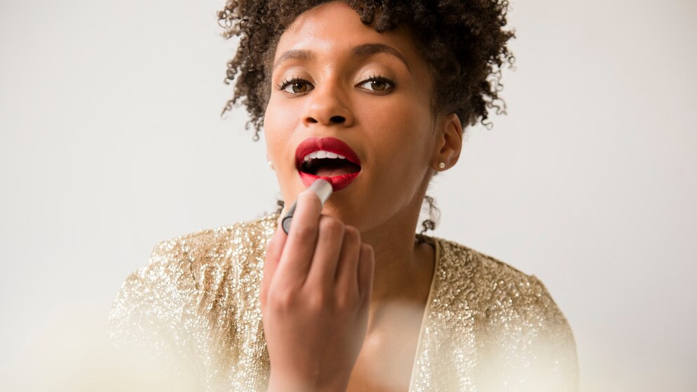 Lippenstift auftragen kann ganz schön tricky sein – wir erklären, wie's ganz einfach geht!