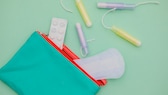 Periodenprodukte gibt es viele – eine neue Alternative zu Tampons und Co. soll nun die Menstruationsscheibe sein