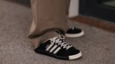 Auf der Plattform StockX gaben Käuferinnen 2023 unglaubliche 8 Millionen Dollar für die Adidas Campus 00s aus.