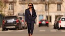 Emilie Joseph in schwarzer Zigarettenhose und Blazer auf der Straße