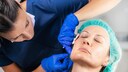 Beim Fadenlifting werden spezielle Fäden an den Stellen im Gesicht unter der Haut platziert, die angehoben werden sollen. Aber bringt die Methode wirklich den gewünschten Effekt?