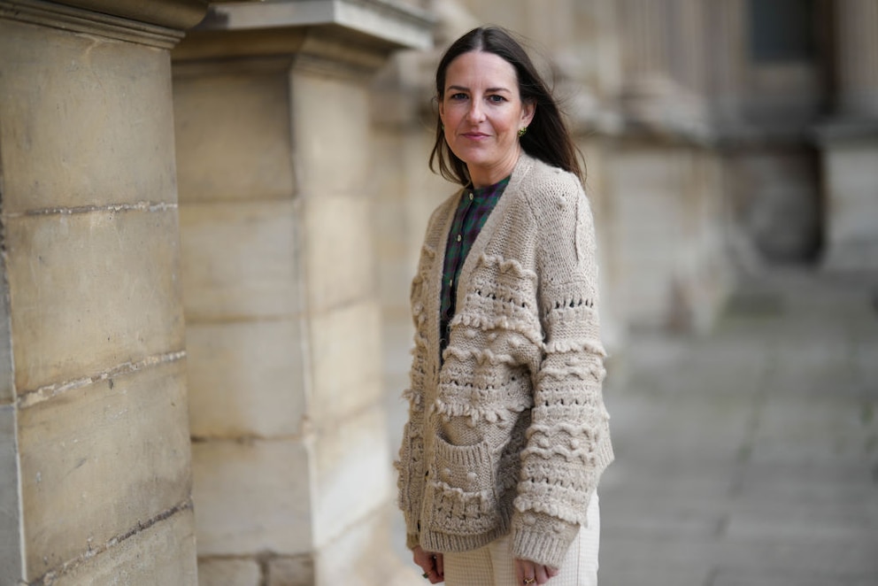 Frau mit beigem Cardigan mit Troddeln