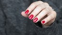 Biab Nails in einem satten Rot sind perfekt für die festliche Jahreszeit